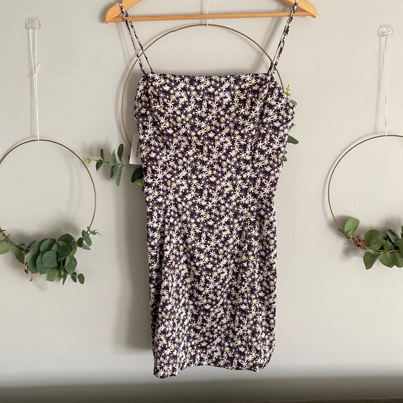 Shimmer Satin Dress
Sunday anesthesia size 4 Aritzia 
Black/ Lilac Bloom - Picture 2 of 12